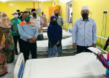 IDRIS Ahmad (dua dari kanan) ketika hadir pada majlis perasmian Wakaf Short Stay Unit (SSU) di Jabatan Kecemasan dan Trauma HKB, Pulau Pinang hari ini.