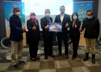 TAN TEIK CHENG (tiga dari kiri) dan Cynthia Lee (dua dari kanan) dalam sidang sidang akhbar berhubung pengoperasian semula perkhidmatan kapal pelayaran dari Terminal Swettenham Pier Cruise, Pulau Pinang hari ini. -UTUSAN/ MUHAMMAD IQBAL HAMDAN