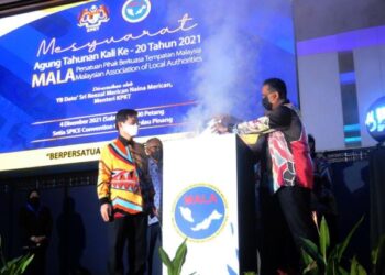 REEZAL Merican Naina Merican dan Chow Kon Yeow pada majlis Perasmian Mesyuarat Agung Mala Ke-20 di Pulau Pinang hari ini. -UTUSAN/MUHAMMAD IQBAL HAMDAN