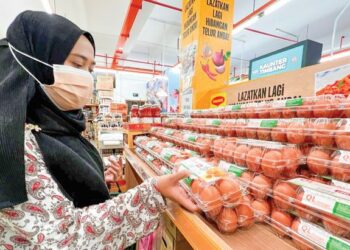SEORANG pelanggan melihat bekalan telur ayam omega di sebuah pasar raya di bandar Gua Musang, Kelantan. – UTUSAN/AIMUNI TUAN LAH