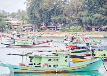 SEBAHAGIAN daripada bot nelayan yang ‘terkandas’ dan tidak dapat keluar untuk tangkapan ikan pada musim tengkujuh di Terengganu. – UTUSAN/PUQTRA HAIRRY ROSLI
