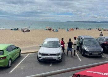 GAMBAR menunjukkan kereta itu diparkir di tengah-tengah dua petak parkir kenderaan berhampiran Boscombe Pier, Bournemouth. - RYAN MORTIMER