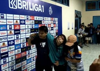 SEBAHAGIAN daripada mangsa yang cedera dibawa ke hospital untuk menerima rawatan. - AGENSI