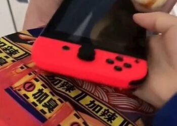 PENDUDUK Xian menukar konsol permainan Nintendo Switch untuk mendapatkan mi segera dan roti kukus. - WEIBO