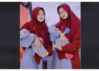 YULIYANI bersama kembarnya mendukung adik kembar lelaki mereka di Tangerang, Banten. - AGENSI