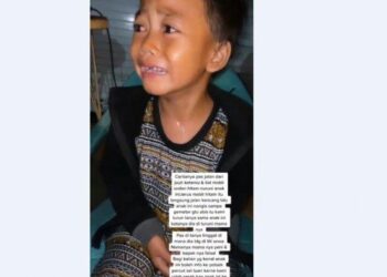 TANGKAP layar video yang menunjukkan seorang kanak-kanak lelaki menangis selepas ditinggalkan ibu bapanya di tepi jalan di Medan, Indonesia. - AGENSI