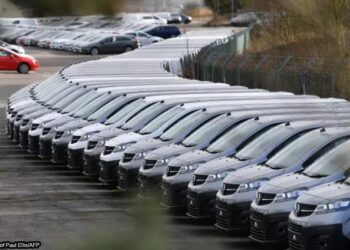 SYARIKAT pengeluar kereta asing hanya berjaya menjual sebanyak 1.61 juta kenderaan pada 2022. - AGENSI 