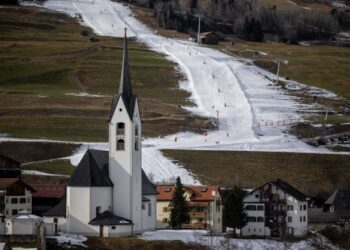 KEADAAN cerun yang tidak dilitupi salji di pusat peranginan Swiss Alpine di Savognin, Switzerland. - AFP