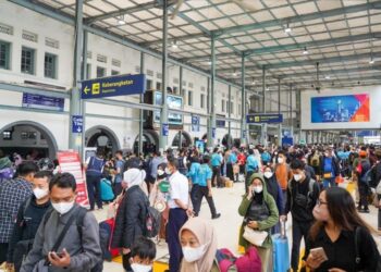 SUASANA di Stesen Pasar Senen ketika cuti perayaan Krismas dan Tahun Baharu. - KAI     