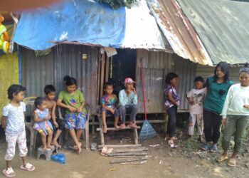 SEBAHAGIAN anak masyarakat Orang Asli etnik Jakun yang masih tercicir dan perlu mengikuti pelajaran formal di sekolah di Kampung Sematau di Jerantut, Pahang. – UTUSAN/HARIS FADILAH AHMAD