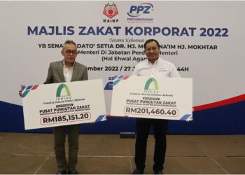 DARI kiri, Muhammad Fikri Mohamad Rawi dan Rudy Rodzila Che Lamin pada majlis penyerahan zakat perniagaan Takaful IKHLAS kepada Pusat Pungutan Zakat MAIWP.