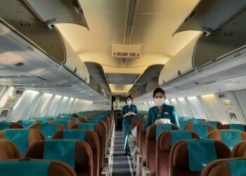 GARUDA Indonesia didesak benarkan pramugari beragama Islam memakai hijab.-AGENSI