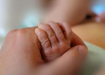 BAYI hilang jari kelingking akibat kecuaian jururawat di pusat perubatan di Sumatera Selatan.-AGENSI