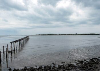 KEADAAN lokasi persisiran pantai yang menjadi laluan keluar dan masuk bot nelayan bakal terganggu akibat penambakan laut ketika tinjauan di Kampung Portugis, Ujong Pasir, Melaka. – UTUSAN/SYAFEEQ AHMAD