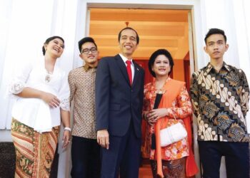 IRIANA bergambar kenangan bersama suami dan tiga anaknya di Jakarta, Indonesia. – AFP