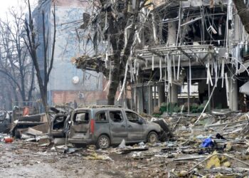 SEBUAH bangunan musnah berhampiran Kharkiv akibat serangan Rusia. - AFP