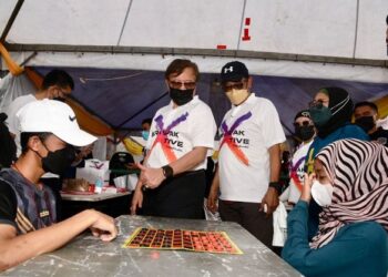 ABANG Johari (dua dari kiri) meninjau aktiviti riadah pada Majlis Pelancaran Sarawak X-Tive di Dewan Patinggi Ali, Gedong di sini.