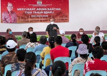 DOUGLAS Uggah Embas (berdiri tengah) berucap kepada penduduk kampung pada mesyuarat perwakilan tiga tahun sekali parti PBB Ranting Rimbas Ulu (cawangan kecil) di Dewan Rimbas Tengah di sini semalam.