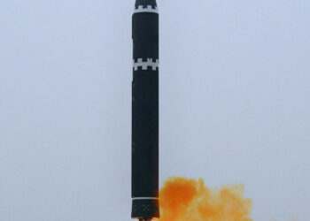 GAMBAR pada 18 Februari lalu dikeluarkan dari KCNA menunjukkan ujian tembakan peluru berpandu balistik antara benua (ICBM) "Hwasong-15" di Lapangan Terbang Antarabangsa Pyongyang. -AFP
