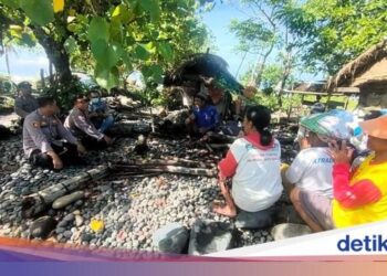 PENDUDUK Kampung Beraban menyertai Majlis Perbualan Jumaat yang dijalankan oleh polis tempatan di pinggir Pantai Beraban.-AGENSI