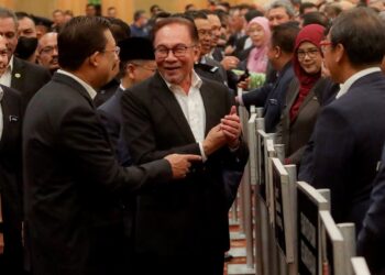 ANWAR Ibrahim beramah mesra bersama warga JPM selepas Majlis Perjumpaan YAB PM bersama Warga JPM bagi Bulan Mac 2023 di Puspanita, Putrajaya. - UTUSAN/FAISOL MUSTAFA