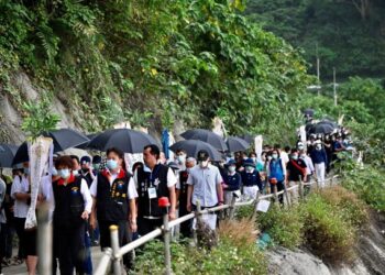 KELUARGA mangsa melakukan upacara keagamaan untuk penumpang yang terkorban dalam nahas tren di Hualien, Taiwan. - AFP