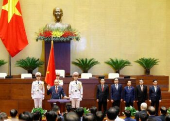 NGUYEN XUAN PHUC mengangkat sumpah sebagai Presiden baharu Vietnam di Perhimpunan Agung di Hanoi. - AFP 