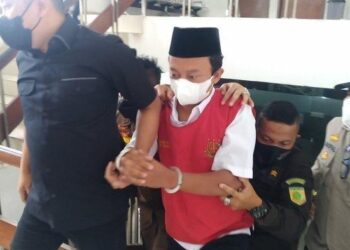 HERRY Wirawan tiba di Mahkamah Tinggi Bandung, Indonesia. - AGENSI