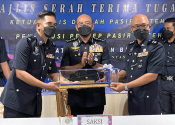 SHAFIEN Mamat (tengah) menyaksikan Serah Terima Tugas antara Ediansha Endal (kiri) kepada Zaizul Rizal Zakaria di IPD Pasir Puteh hari ini. - UTUSAN/TOREK SULONG