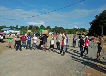 PENDUDUK kampung mendesak masalah ketiadaan bekalan air diselesaikan di Sindumin, Sipitang.