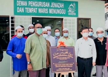 CHOW KON YEOW ketika hadir merasmikan Dewan Pengurusan Jenazah dan Tempat Waris Menunggu di Masjid Sembilang, Seberang Jaya, Pulau Pinang semalam.