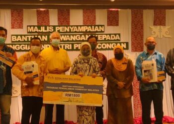 NANCY Sukri (tengah) menyerahkan replika cek kepada salah seorang penerima Bantuan Kewangan di bawah Pelan Pemulihan Pelancongan (PPP) MOTAC di Hotel Imperial Palace Miri, semalam.