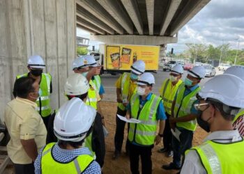 Uggah Embas ketika melawat projek jejambat Batu 6, Jalan Penrissen, di sini hari ini.