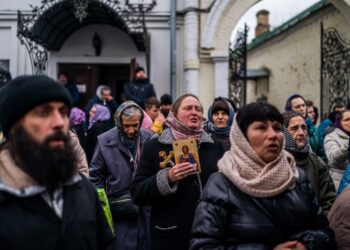 PENGANUT gereja ortodoks Ukraine berdoa di luar biara Kyiv-Pechersk Lavra yang bersejarah di Kyiv. -AFP