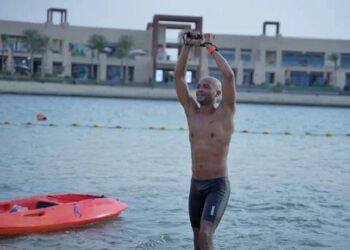 SHEHAB Allam gembira selepas berjaya memecahkan Rekod Dunia Guiness acara berenang dengan tangan bergari di Teluk Arab.-AGENSI