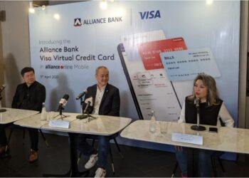 KELLEE Kam (tengah) ketika sidang media majlis pelancaran Kad Dinamik bagi Kad Kredit Maya Visa Platinum Alliance Bank, di Mid Valley, Kuala Lumpur, hari ini. - UTUSAN/MOHAMAD HAFIZI MOHD SAID