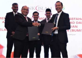 MAJLIS pertukaran dokumen kerjasama antara Bank Islam dan Bumitra di Kuala Lumpur.