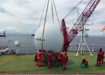 Pemasangan C-Band Gyro pada kapal Perdana Petroleum. - GAMBAR/PERDANA PETROLEUM