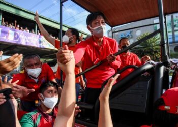 FERDINAND Marcos Jr disambut oleh penyokongnya ketika berkempen di bandar Las Pinas, pinggir bandar Manila. - AFP   