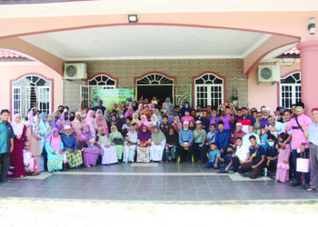 SEBAHAGIAN waris keluarga Omar Saadiah berkumpul pada majlis Aidilfitri di Taman Darussalam, Pasir Puteh. - UTUSAN/TOREK SULONG