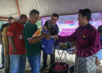 MUHAMAD Rosni Khamis (kanan) menyampaikan sumbangan Aidilfitri berupa keperluan barangan dapur, daging segar dan duit raya di Kampung Padang Setol, Mukim Pedu, Padang Terap. - UTUSAN/SHAHIR NOORDIN