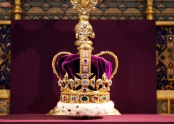 MAHKOTA St Edward yang akan dipakai Raja Charles III ketika Istiadat Pertabalan di Westminister Abbey.-AGENSI