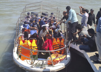 DELEGASI Rohingya menaiki bot dari jeti Teknaf untuk melawat perbandaran Maungdaw di daerah sempadan Myanmar.-AFP