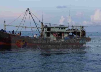 BOT nelayan tempatan yang ditahan selepas disyaki menggajikan warga Myanmar untuk melakukan aktiviti menangkap ikan di perairan negara.