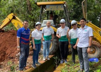 Ammar Fikri bersama kakitangan GAT di Johor baru-baru ini.