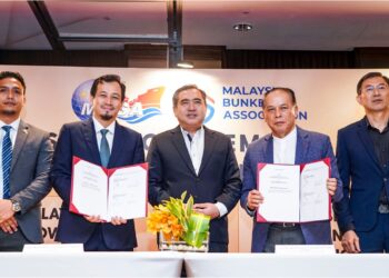 ANTHONY Loke Siew Fook (tengah) menyaksikan Mohamed Safwan Othman (dua dari kiri) dan  Mohd. Bakri Mohd. Zinin (dua dari kanan) bertukar dokumen perjanjian  dalam usaha melonjakkan industri maritim domestik di Damansara, Kuala Lumpur, semalam. – UTUSAN/MUHAMAD IQBAL ROSLI