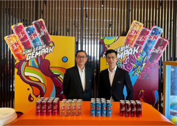 LIMYew Hoe (kiri) dan Pengarah Kewangan Kumpulan F&NHB, Tiong Yean Yau bergambar selepas taklimat keputusan kewangan separuh pertama 2023 F&NHB, di Kuala Lumpur, semalam.