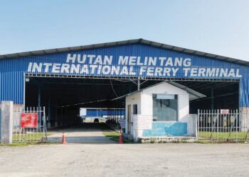 KEADAAN Terminal Feri Antarabangsa Hutan Melintang yang ditutup operasinya beberapa tahun lalu akibat wabak Covid-19. – UTUSAN/AIN SAFRE BIDIN