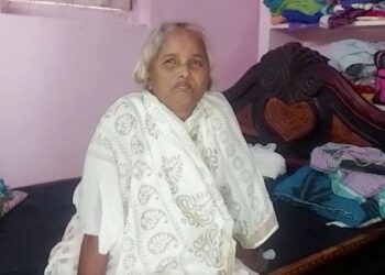 MUTYALA GIRIJAMMA yang disangka meninggal dunia akibat Covid-19, pulang ke rumah selepas dua minggu upacara pengebumiannya. - JAM PRESS