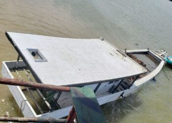 KAPAL yang membawa bekalan kelapa sawit tenggelam di sungai Sei Ular, Kalimantan Utara.AGENSI
